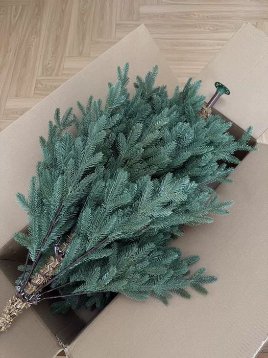 Продам ёлку с личную со встроенной гирляндой роса