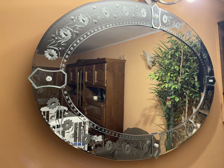 De vanzare  oglinda cristal  model vechi .