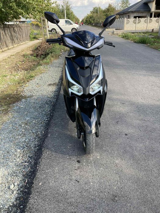 Scuter z tech stare ca nou