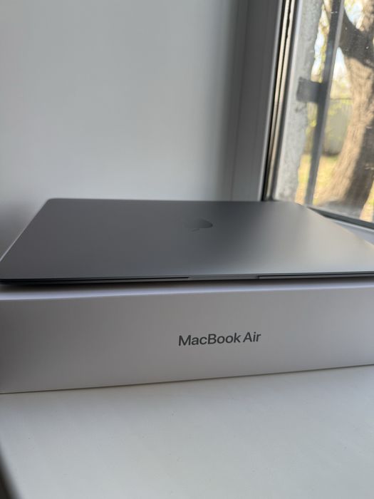 Продам MacBook Air M1 на 256Gb.