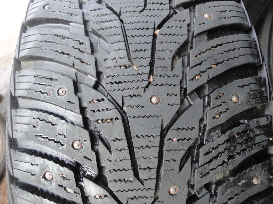 Продам шипованную автошину.