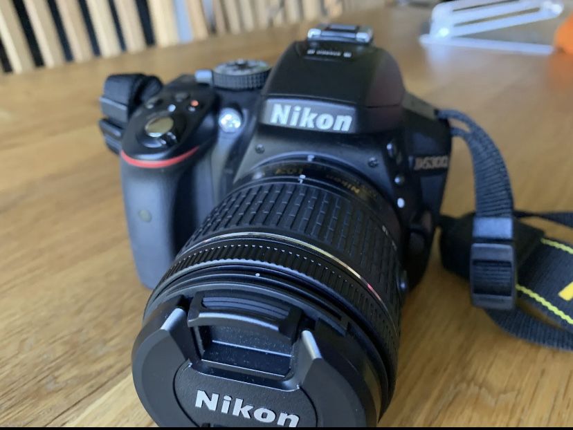 Nikon D5300 DSLR Camera cu obiectiv 18-55mm VR Lens APSC