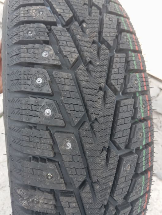 Продам новые зимние шипованные шины