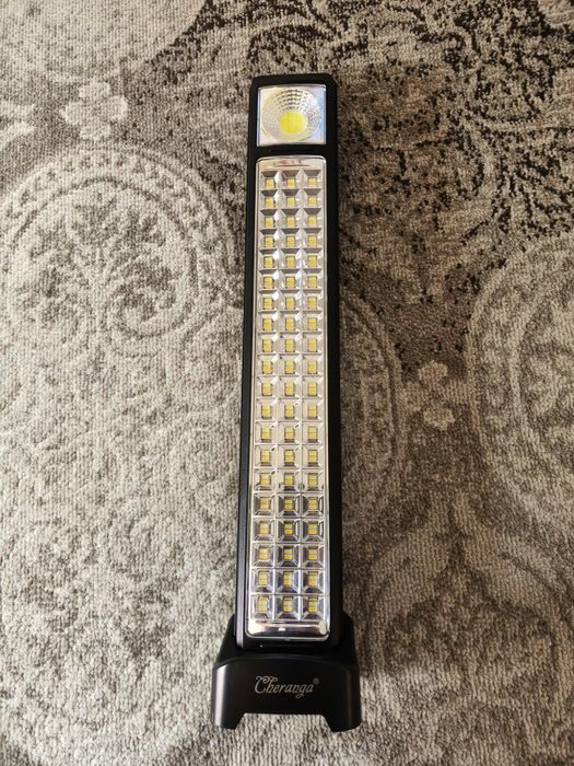 Lampa led cu încărcare solară