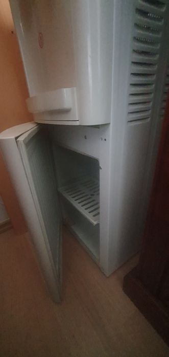 Dozator apa cu incinta frigorifica