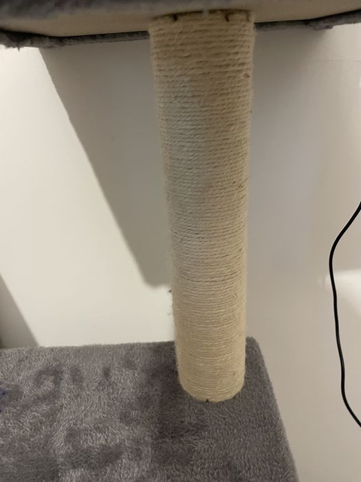 Pisici: ansamblu joaca si dispenser automat de apa