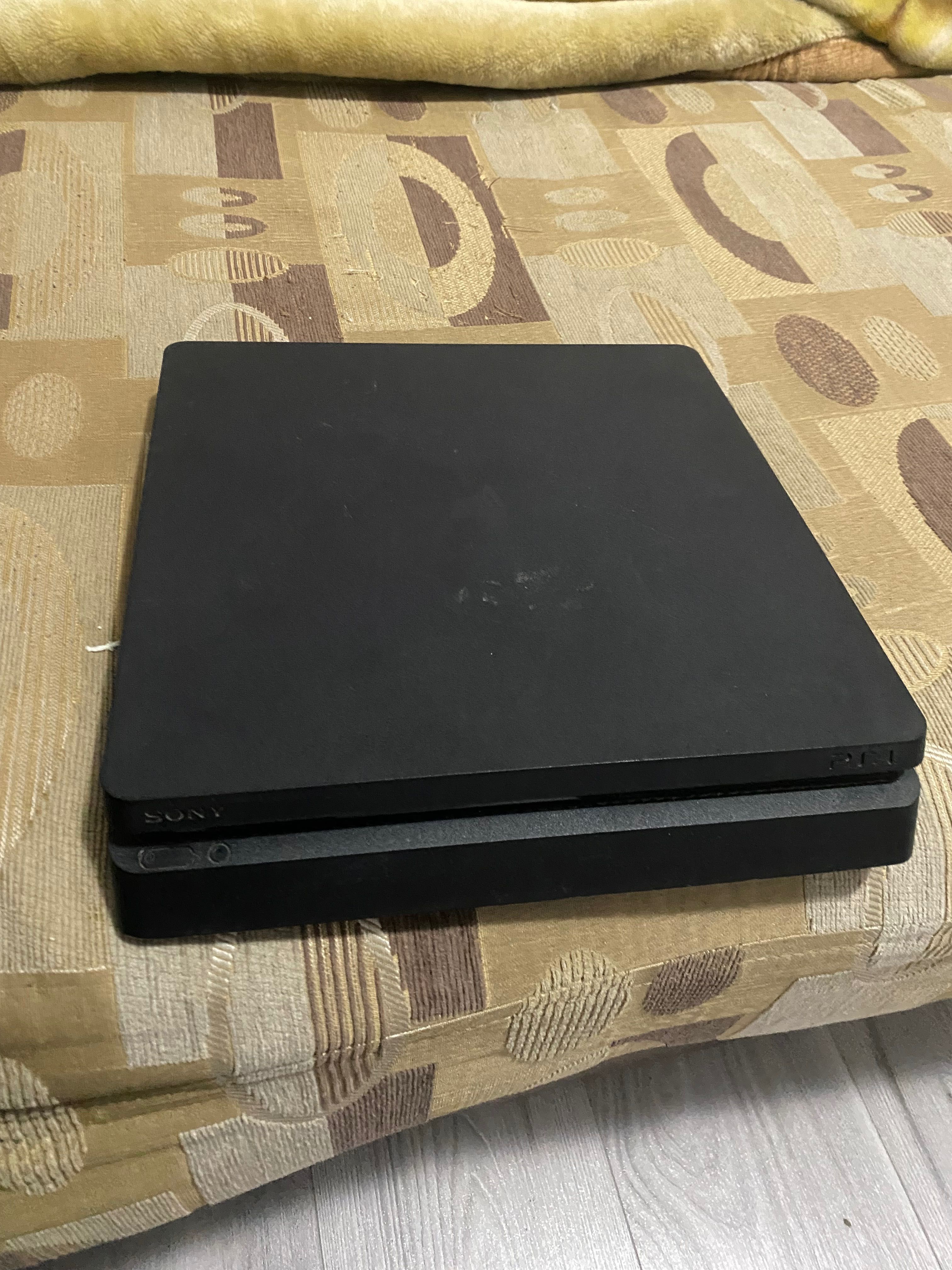 Vând PS 4 500gb negociabil