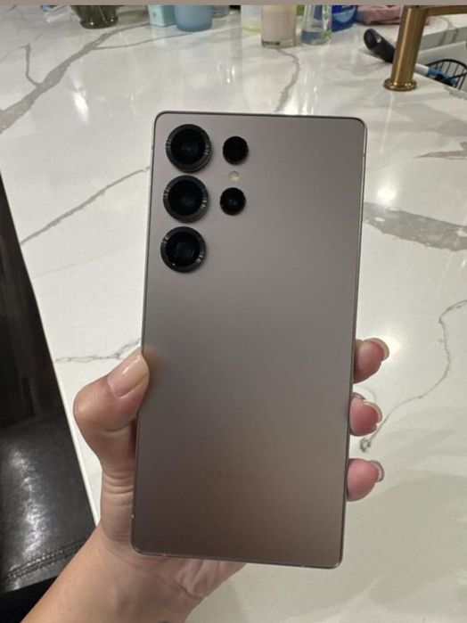 Продавам Samsung S25 ultra 256.