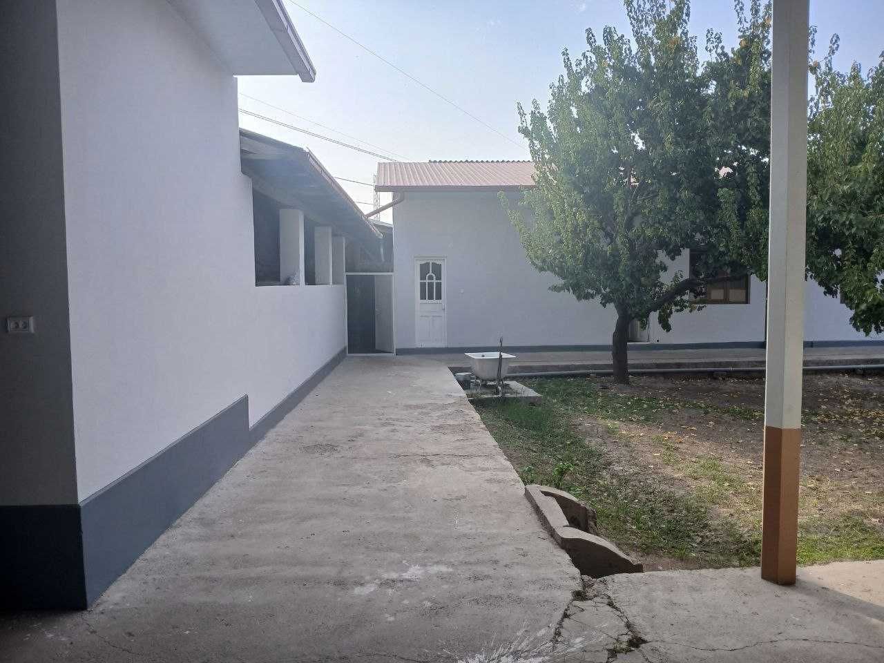 Hovli uy sotiladi
