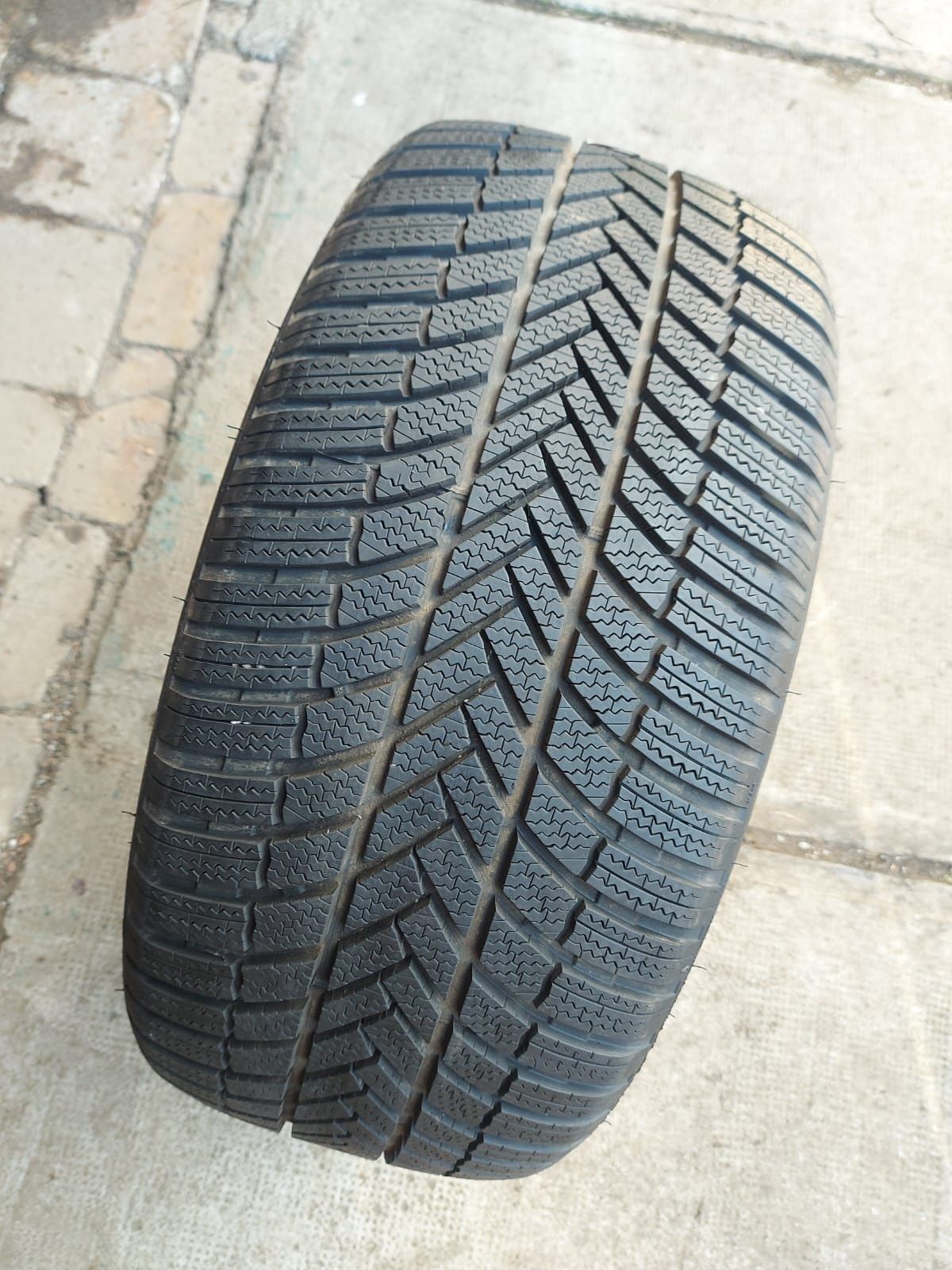 O bucată 295/275/265 40 R20 M+S iarnă - una Michelin Pirelli Continent