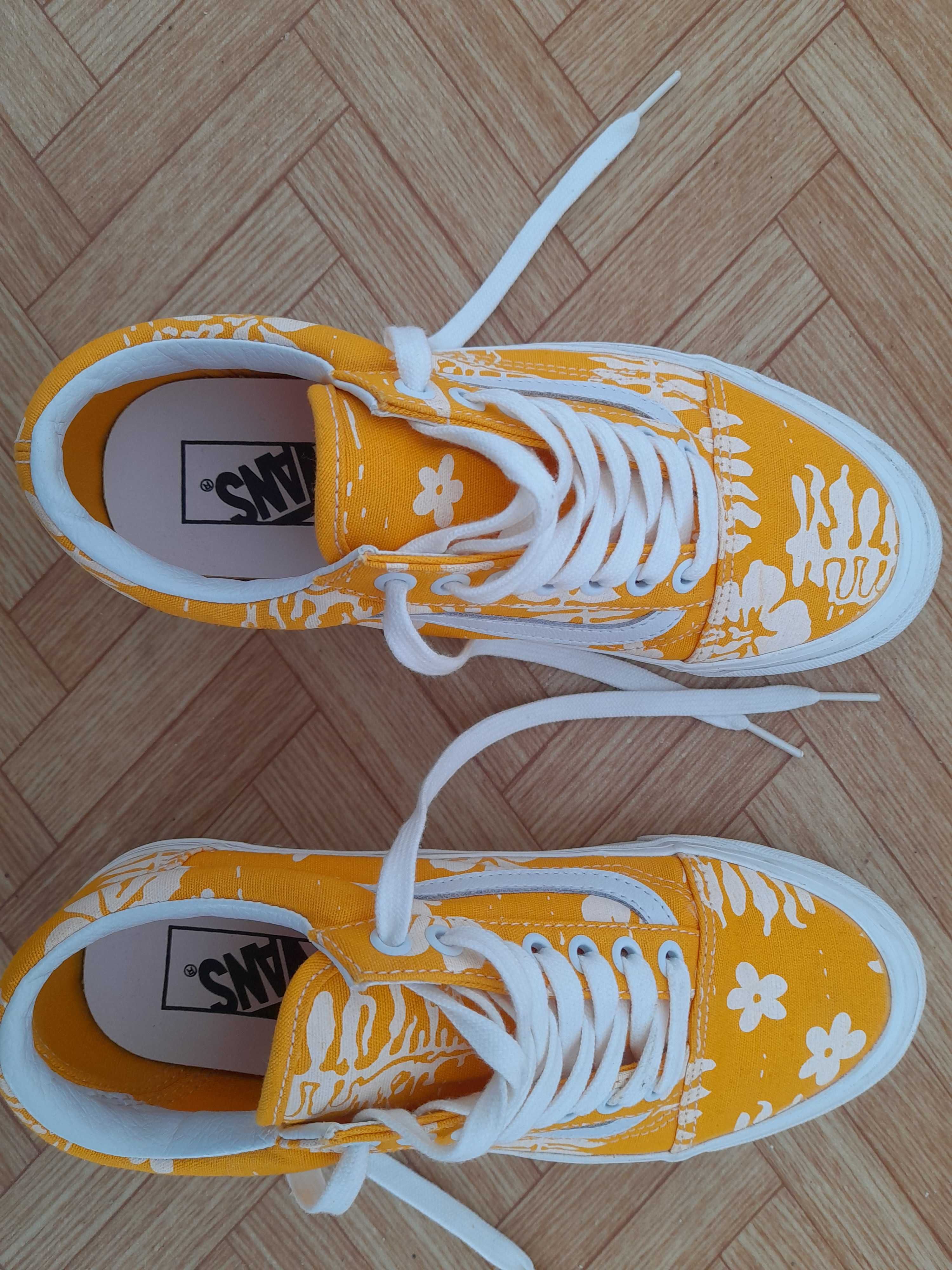 Оригинални кецове Vans от Англия 38.5,но отговарят на 37.5-38 номер