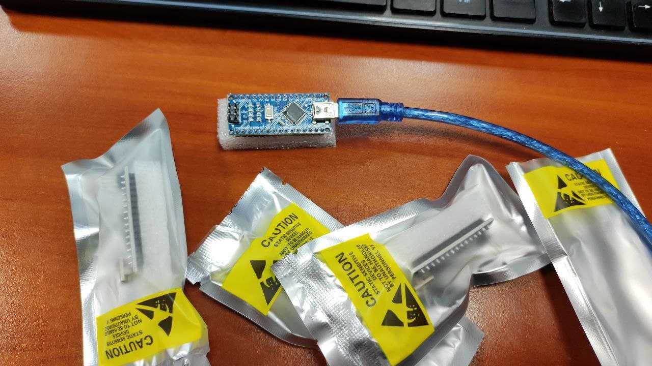 Arduino Nano + mini-USB кабель.