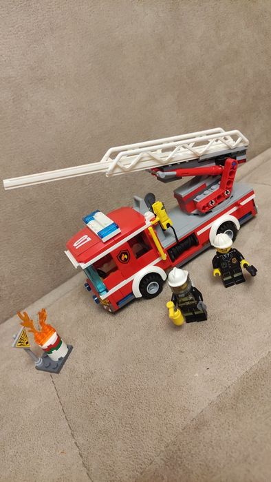 LEGO® City 60107 - Пожарникарски камион със стълба