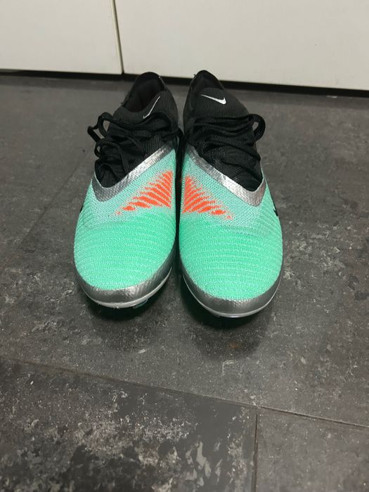 vând ghete de fotbal