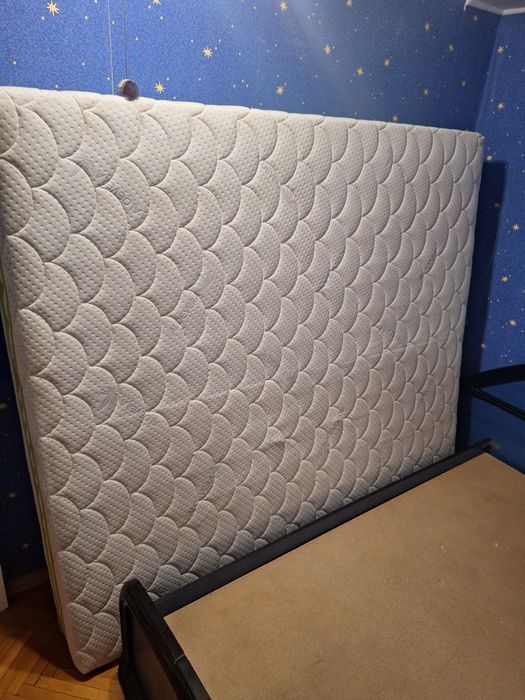 Pat 180x200 saltea și 2 noptiere incluse