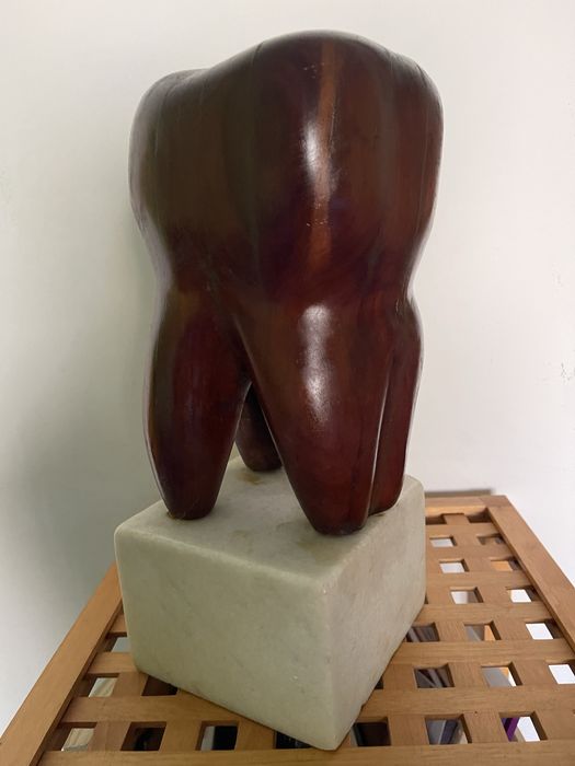 Molar, sculptura lemn soclu marmura