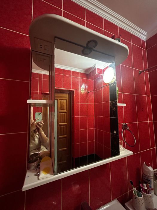 Зеркало с шкафчиком для ванной комнаты