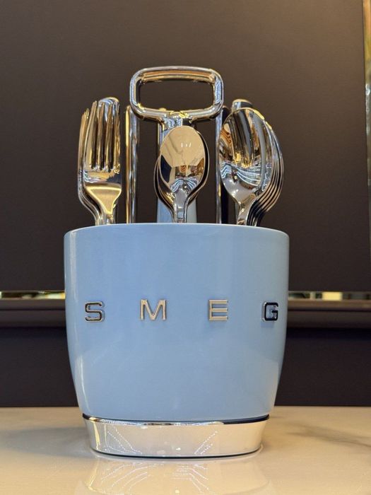 столовых приборов Smeg Style в держателе