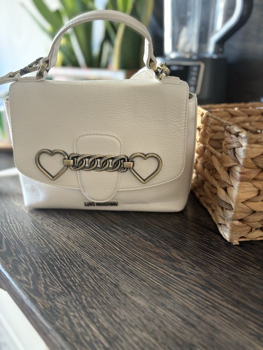 Love Moschino ест кожа