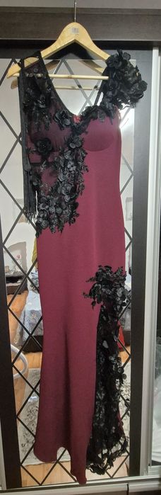 Rochie de seară lungă, de culoare vișinie, cu aplicații