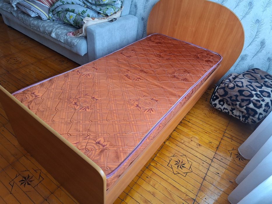 Продам кровать односпальную с матрасом