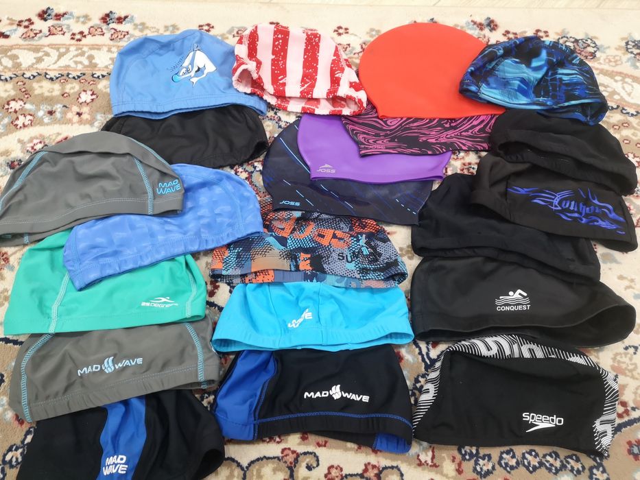 Спортивные очки и шапочки для бассейна.