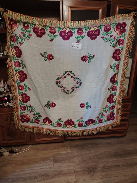 Fete de masă cusute pe etamina.