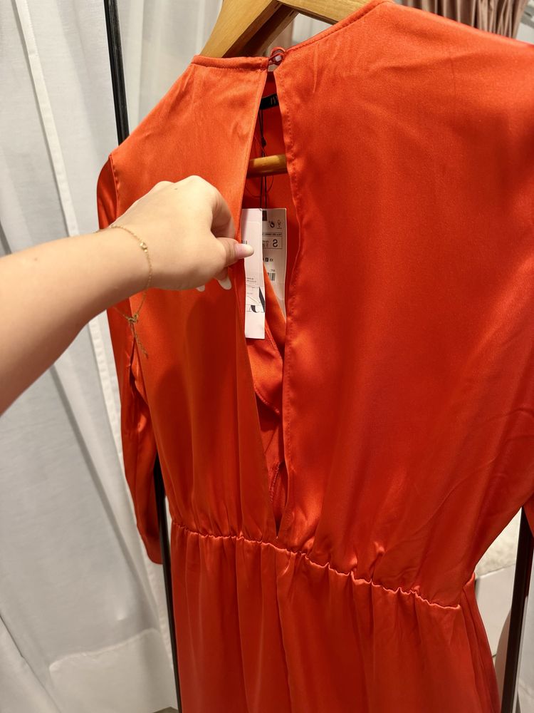 Rochie roșie midi / lungă satinată elegantă de ocazie Zara mărimea S