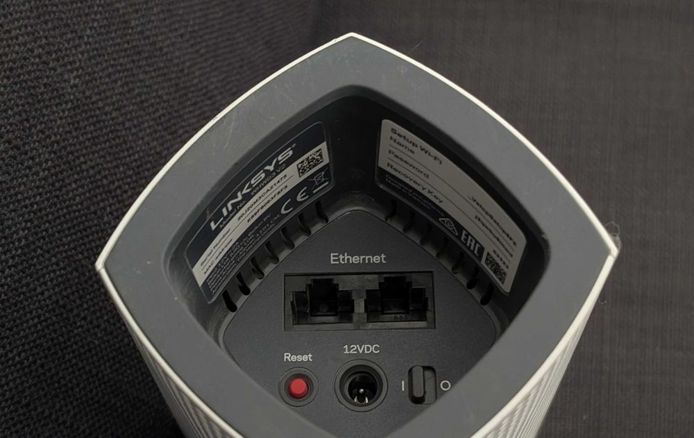 Router wireless Linksys Velop de tip Mesh si Sophos AP-55C