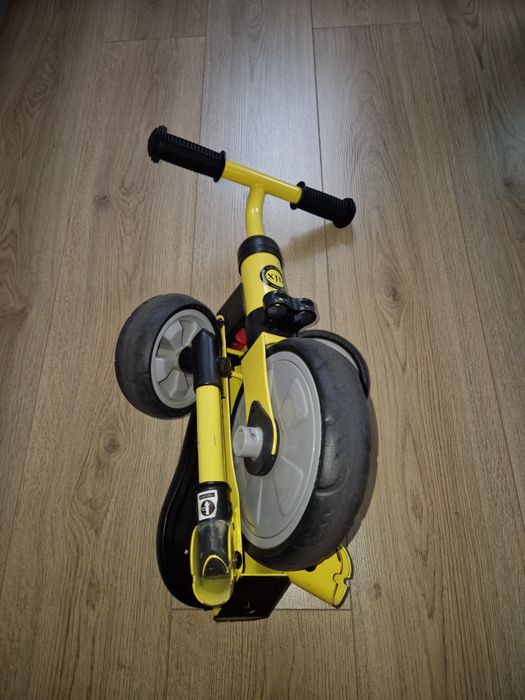 Tricicletă XJD pentru intervalul de vârstă 1-3 ani.