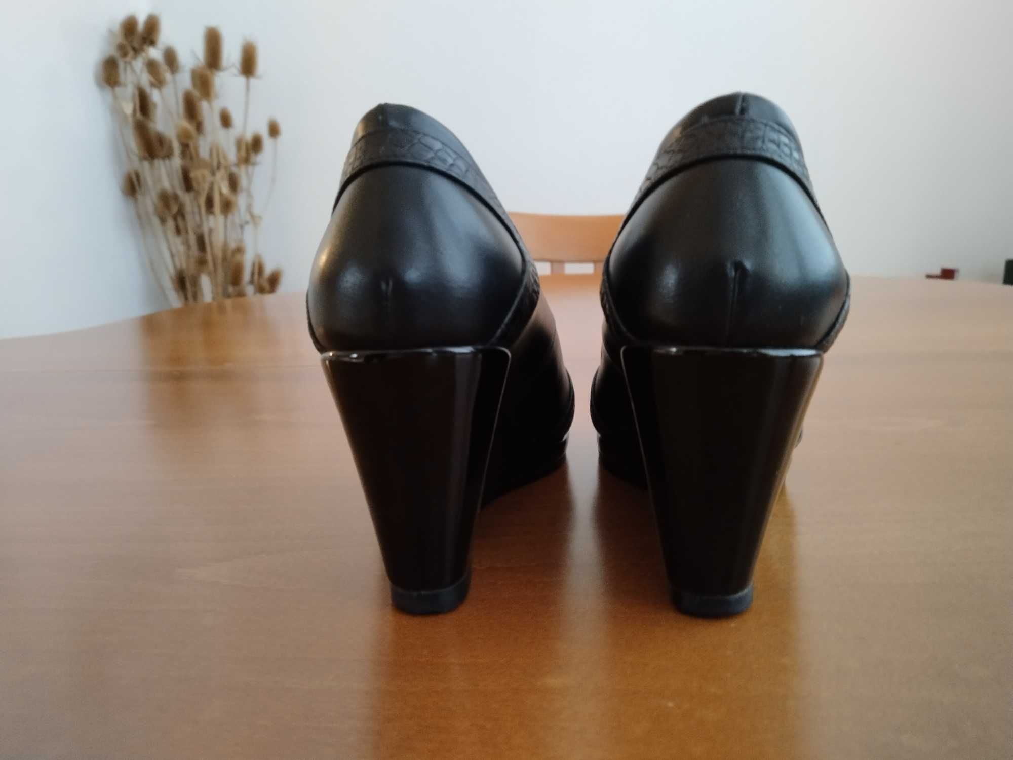 Елегантни дамски обувки от естествена кожа и лак Megias®