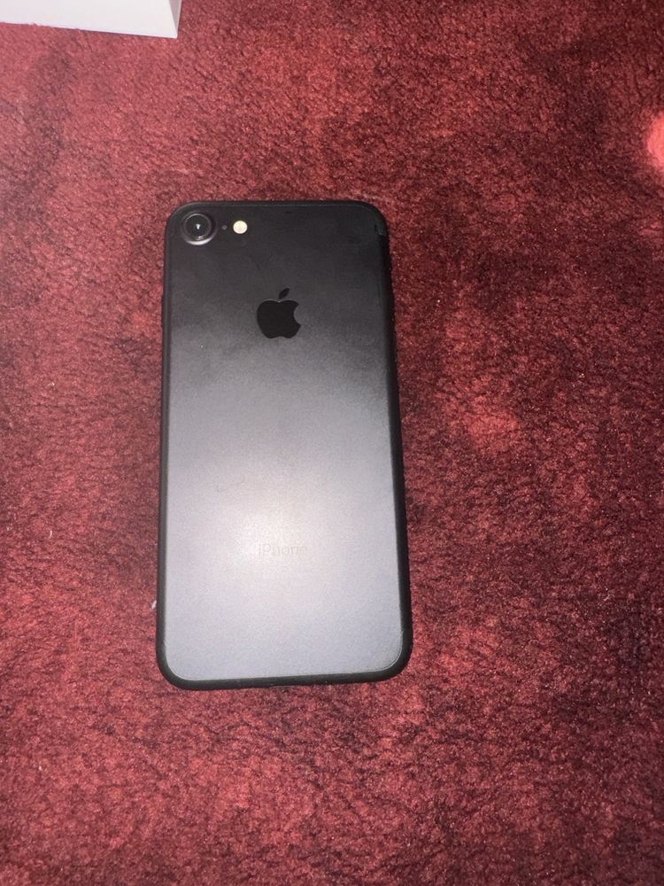 Продаю lPhone 7  цвет черный