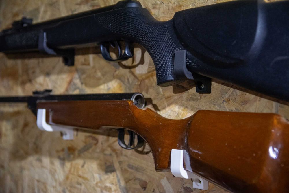 Стойки за пушки за стена