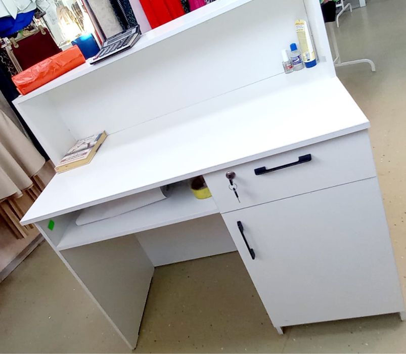 Шкафчик маленкий можно для учебы