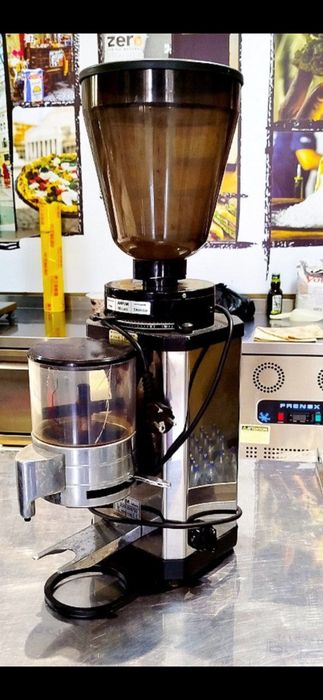 Срочно Продаётся кофемашина в комплекте с кофемолкой