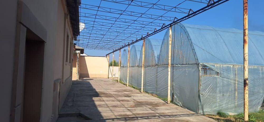 Продаётся просторный дом с теплицей и участком для хозяйства!