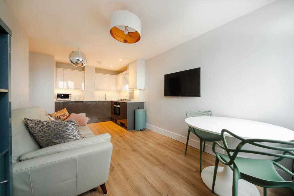 Дава се под наем Двустаен апартамент в София, Център - 56 кв.м за 408 € - Снимка #1