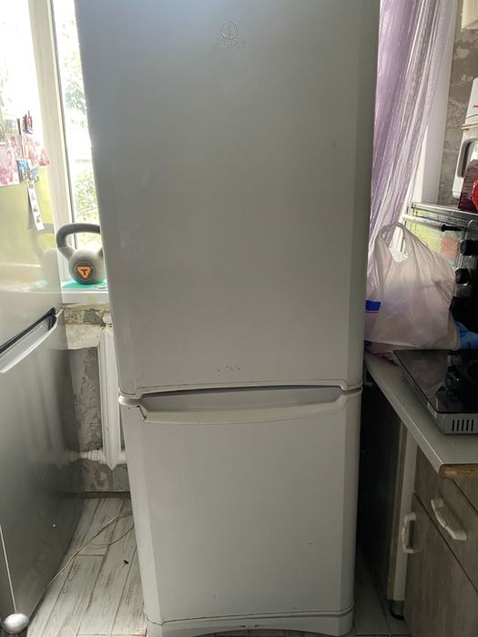 Продаю холодильник Indesit 15000тг
