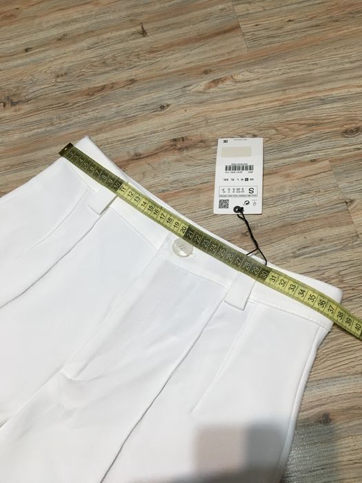 Pantaloni albi cu croi drept Zara
