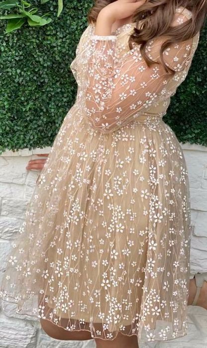 Рокля на бели цветя