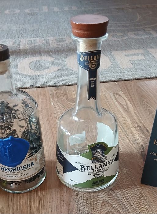 Празни бутилки от марков алкохол