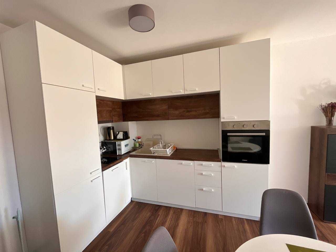 Дава се под наем Двустаен апартамент в Варна, Център - 55 кв.м за 700 € - Снимка #2