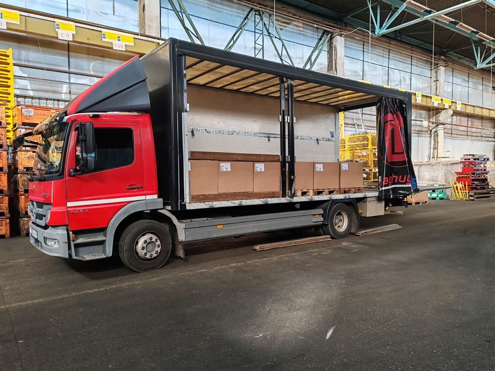 Transport marfa cu camion de 12 t cu lift și prelata
