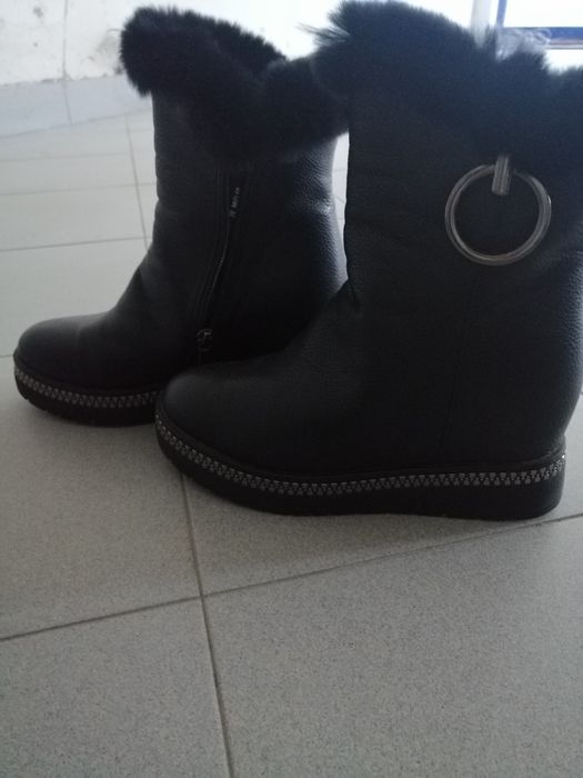 Ботуши, почти нови  с вътрешна платформа