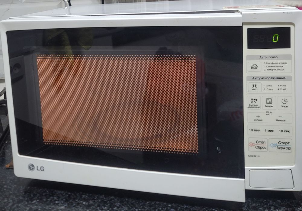 В новом состояние корейская микроволновка LG 23л без дефектов