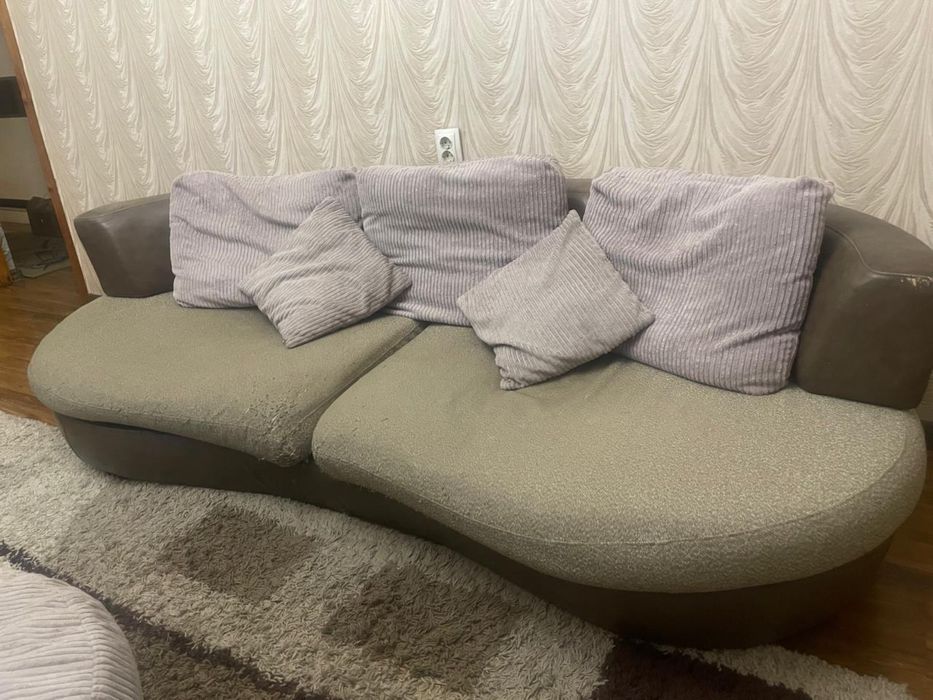 Продам диван с кожаной обивкой