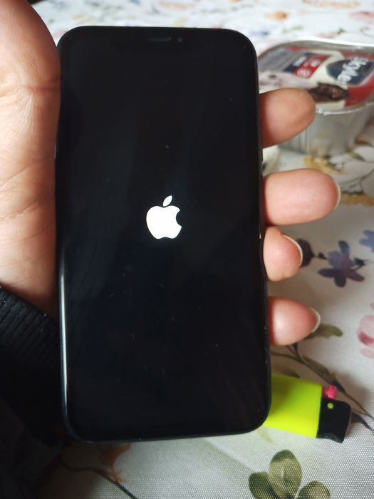 Продавам Айфон Xr перфектен ,батерия на 100%.