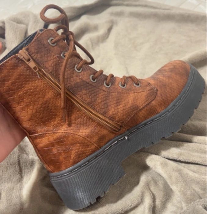 ghete maro cu textura tip piele de sarpe,talpa groasa,marimea 38,noi