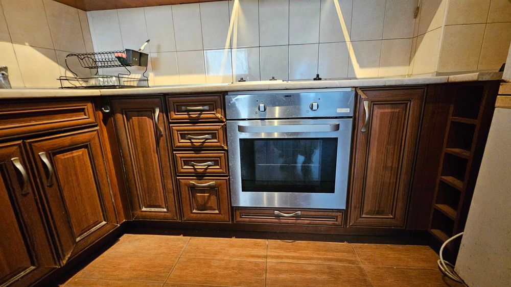 Ъглова кухня с фурна, мивка и аспиратор