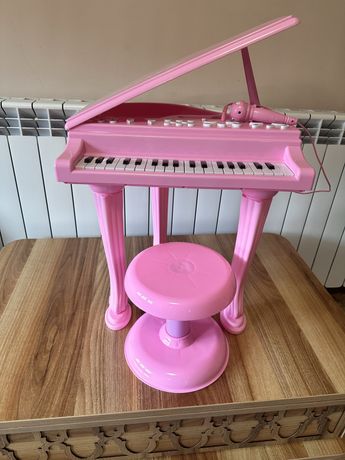 Пиано с микрофон и стол в розово